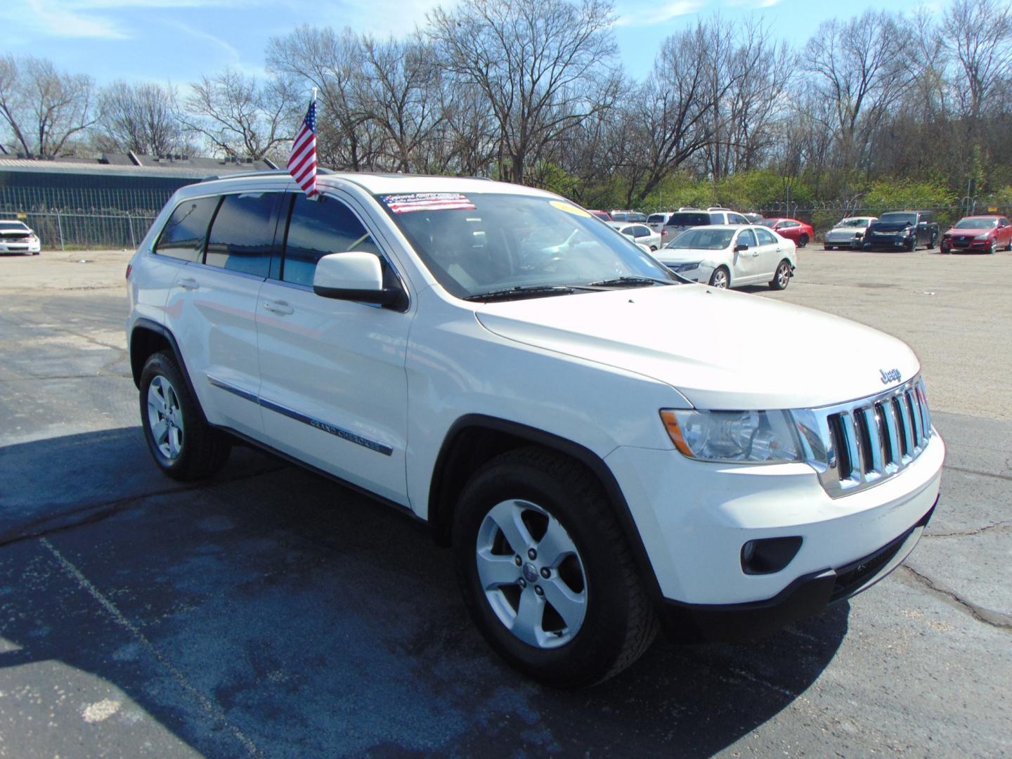 2012 White Jeep Grand Cherokee (1C4RJFAG9CC) with an V6 Flex Fuel 3.6 Liter engine, Automatic, 5-Spd transmission, located at 2105 Dixie Hwy, Louisville, KY, 40210, (502) 772-3333, 38.220932, -85.795441 - Photo#4